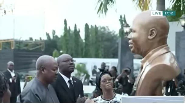 Mahama unveils memorial to Omane Boamah a year after fatal helicopter crash